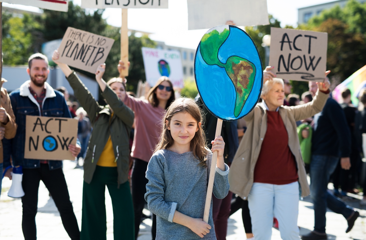 Mensen met borden en posters over wereldwijde staking voor klimaatverandering iStock Halfpoint 1181043800